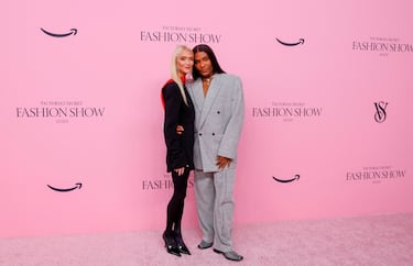 Los presentadores del evento Zanna Roberts Rassi y Law Roach posan en la alfombra del Victoria's Secret Fashion Show 2025.