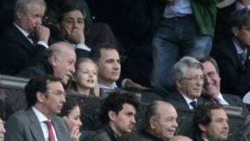 Felipe VI junto a la princesa Leonor y Vicente del Bosque. 