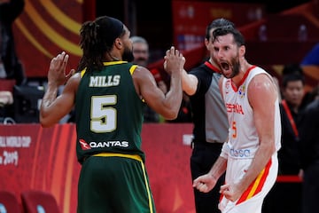 Rudy Fernández reacciona ante el australiano Patty Mills en la semifinal del Mundial de Baloncesto de China 2019.