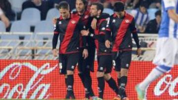 EN RACHA. Larrivey y Nacho felicitan a Rochina por su gol en presencia de Bueno en Anoeta.