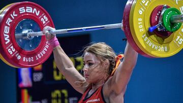 Lydia Valentin compite durante los Europeos de Halterofilia de 2018 en Izvorani, Rumanía.