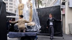 Oscar statues are driven into the red carpet area near the Dolby Theater in Hollywood, California, on March 26, 2022, one day before the 94th Academy Awards. (Photo by Stefani Reynolds / AFP) (Photo by STEFANI REYNOLDS/AFP via Getty Images)