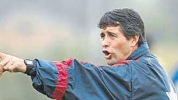 <b>EL MOMENTO BUENO DE RIERA. </b>El del gol, que aquí engatilla ante Curro Torres. Luego fue expulsado en otra lucha con el lateral blanco.