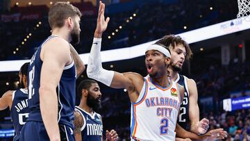 Shai Gilgeous-Alexander, base de Oklahoma City Thunder, protesta una decisión arbitral durante el partido ante Dallas Mavericks.