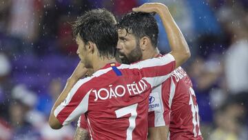 Joao Félix y Diego Costa se abrazan tras el 0-3 del '19' en el MLS All Star-Atlético.