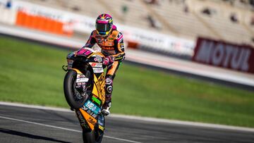 Alonso López celebra su primera pole.