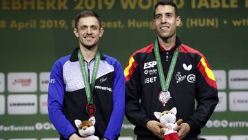 Ovidiu Ionescu y &Aacute;lvaro Robles posan tras ganar la medalla de plata en los Mundiales de Tenis de Mesa de Budapest.