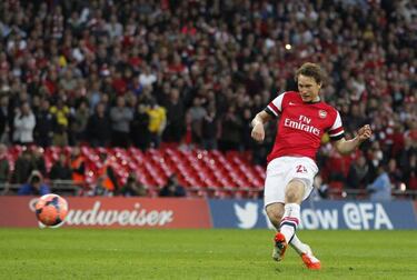 Arsenal cult hero Kim Kallstrom calls it a day