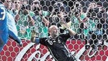 <b>TIRÓN. </b>La tanda de penaltis entre Italia y Francia enganchó a los televidentes españoles.