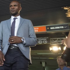 Abidal sigue, pero debilitado