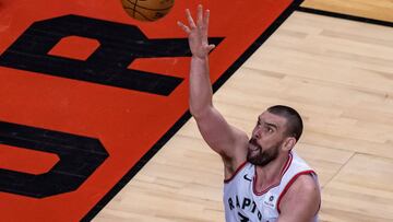 WTX05. TORONTO (CANAD&Aacute;), 21/05/2019.- Marc Gasol (d) de Toronto Raptors en acci&oacute;n ante Ersan Ilyasova (i) de Milwaukee Bucks, durante el cuarto juego por las Finales de la Conferencia Este de la NBA, entre los Toronto Raptors y Milwaukee Bucks, este martes, en el Scotiabank Arena de Toronto (Canad&aacute;). EFE/ Warren Toda PROHIBIDO SU USO POR SHUTTERSTOCK