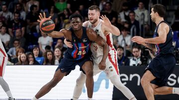 BARCELONA, 12/03/2023.- El pivot nigeriano del Fc Barcelona, James Nnaji (i), lucha con el pivot lituano del Baxi Manresa, Martinas Geben, durante el partido de la jornada 22 de la Liga Endesa disputado hoy domingo en el Palau Blaugrana de Barcelona. EFE / Quique García.