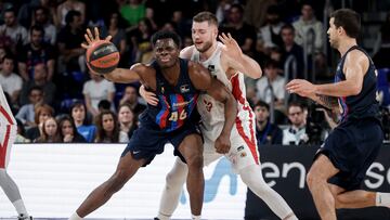 BARCELONA, 12/03/2023.- El pivot nigeriano del Fc Barcelona, James Nnaji (i), lucha con el pivot lituano del Baxi Manresa, Martinas Geben, durante el partido de la jornada 22 de la Liga Endesa disputado hoy domingo en el Palau Blaugrana de Barcelona. EFE / Quique García.
