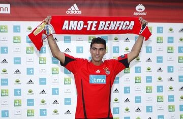 Debido a su mala relación con el conjunto rojiblanco salió cedido un año al Benfica. 