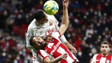 Soccer Football - LaLiga - Atletico Madrid v RCD Mallorca - Wanda Metropolitano, Madrid, Spain - December 4, 2021 RCD Mallorca&#039;s Franco Russo in action with Atletico Madrid&#039;s Matheus Cunha REUTERS/Sergio Perez