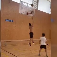 James se divierte con niños jugando baloncesto
