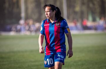 La delantera de la Selección Mexicana es una de las capitanas del su equipo de la primera división de España, Levante, además es la primera jugadora mexicana que logra coronarse con el Pichichi. 