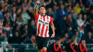 El defensa ya sabía lo que era coronarse en los Países Bajos con el AZ, pero también repitió con los Granjeros en 2016 y ése mismo año añadió una Supercopa más.