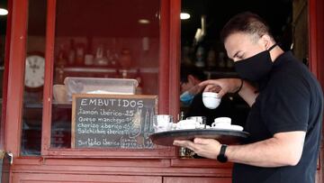 Un camarero trabaja en un bar del centro de Madrid. EFE/Mariscal/Archivo