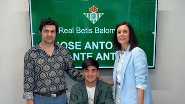 Morante de la Puerba junto a su hijo, firmando contrato profesional con el Betis.