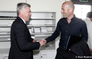 Ancelotti es recibido en el Santiago Bernabéu por Zidane.