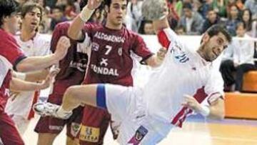 <b>EFECTIVIDAD. </b>Prendes también aportó su granito de arena como pivote ofensivo del Ademar.