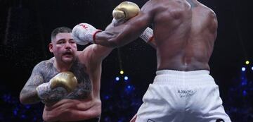 Andy Ruiz lanza un jab a Anthony Joshua.