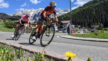 Vincenzo Nibali tira del grupo de los favoritos camino de Ortisei en la 18&ordf; etapa del Giro de Italia.