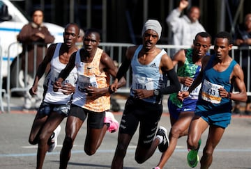 El grupo de corredores de élite masculino durante la recta final de la carrera. 