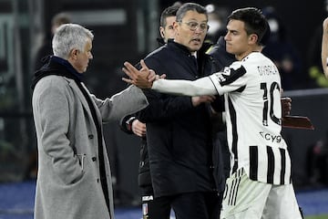 Mourinho saluda a Dybala durante un partido Juventus - Roma.