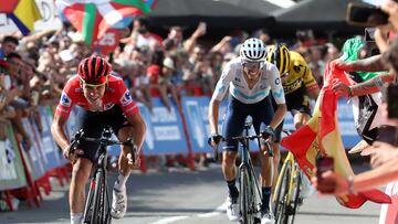 El ciclista belga Remco Evenepoel se impone a Enric Mas en la llegada a Piornal en la decimoctava etapa de la Vuelta a España 2022.