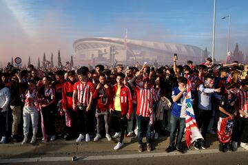Caluroso recibimiento de los aficionados colchoneros al autobús rojiblanco en los aledaños del estadio Cívitas Metropolitano.