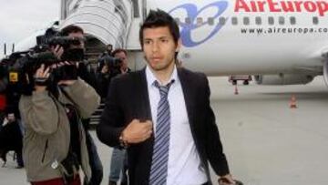 <b>EN SUELO ALEMÁN. </b>Agüero, tras bajarse del chárter que llevó a la expedición del Atlético a Hamburgo.