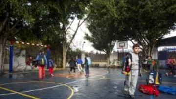 DESOLACIÓN. Los niños del Colegio Español de Rabat no verán hoy el Real Madrid-Cruz Azul en Rabat y sólo les quedó el consuelo de jugar a sentirse futbolistas en el recreo.