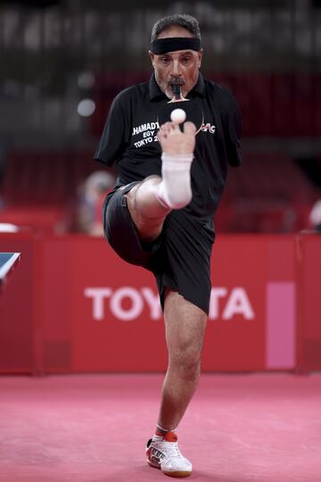 Ibrahim Elhusseiny Hamadtou del equipo de Egipto sirve contra Hong Kyu Park del equipo de la República de Corea durante el partido de tenis de mesa masculino individual clase 6 el día 1 de los Juegos Paralímpicos de Tokio 2020 en el Gimnasio Metropolitano de Tokio
