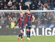VALENCIA, 27/02/2026.- El delantero del Levante Carlos Espí (d) celebra su segundo gol durante el partido de la jornada 26 de LaLiga de fútbol que Levante UD y Deportivo Alavés disputan este viernes en el estadio Ciutat de Valencia. EFE/Ana Escobar
