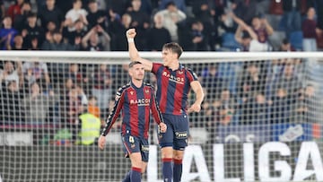 VALENCIA, 27/02/2026.- El delantero del Levante Carlos Espí (d) celebra su segundo gol durante el partido de la jornada 26 de LaLiga de fútbol que Levante UD y Deportivo Alavés disputan este viernes en el estadio Ciutat de Valencia. EFE/Ana Escobar