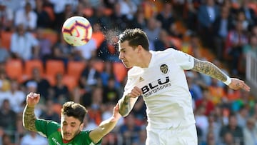 Alaves' Spanish defender Joaquin Navarro (L) vies with Valencia's Spanish forward Santi Mina during the Spanish League football match between Valencia and Alaves at the Mestalla Stadium in Valencia on May 12, 2019. (Photo by JOSE JORDAN / AFP)