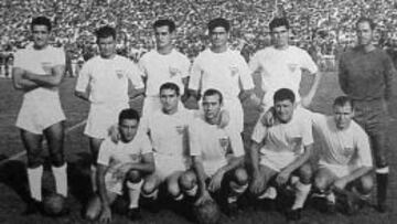 Antoniet (primero por la izquierda en la fila de abajo) forma con sus compañeros del Sevilla en su estreno europeo, ante el Benfica, en 1957.