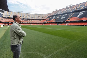 Fernando Gómez observa las gradas de Mestalla tras adentrarse en el estadio con AS.