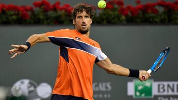 Feliciano L&oacute;pez devuelve una bola durante su partido ante Jack Sock en el Masters 1.000 de Indian Wells.