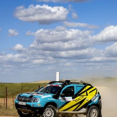 ¿Por qué es peligroso usar audífonos al manejar un automóvil o caminar por la calle?