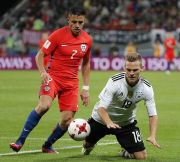 KAZ02. KAZAN (RUSIA), 22/06/2017.- El chileno Alexis Sánchez (i) disputa el balón con el alemán Joshua Kimmich (d) durante un partido del Grupo B por la Copa Confederaciones de la FIFA 2017, disputado entre Alemania y Chile hoy, jueves 22 de junio de 2017, en el estadio Kazan Arena de la ciudad de Kazan (Rusia). EFE/SERGEY DOLZHENKO