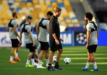 El Liverpool entrena en el Olímpico de Kiev