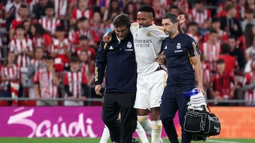 Eder Militao se retira del césped de San Mamés tras caer lesionado en la primera jornada de Liga ante el Athletic.