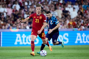 En noviembre de 2019 fue convocado por primera vez con la selección absoluta tras pasar por las categorías inferiores. Debutó el 15 de noviembre ante Malta. En 2022 acudió al Mundial de Qatar.