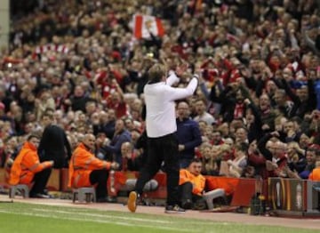 Thanks for coming, thanks for your support; Klopp salues the fans.
