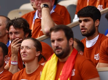 Carlos Alcaraz y su entrenador, Juan Carlos Ferrero, durante el homenaje a Rafa Nadal. 
