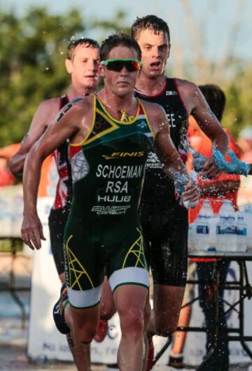 El sudafricano Henri Schoeman seguido por los hermanos Brownlee.