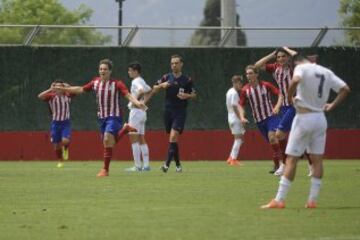 Los jugadores del Atlético celebran el 3-4 definitivo. 